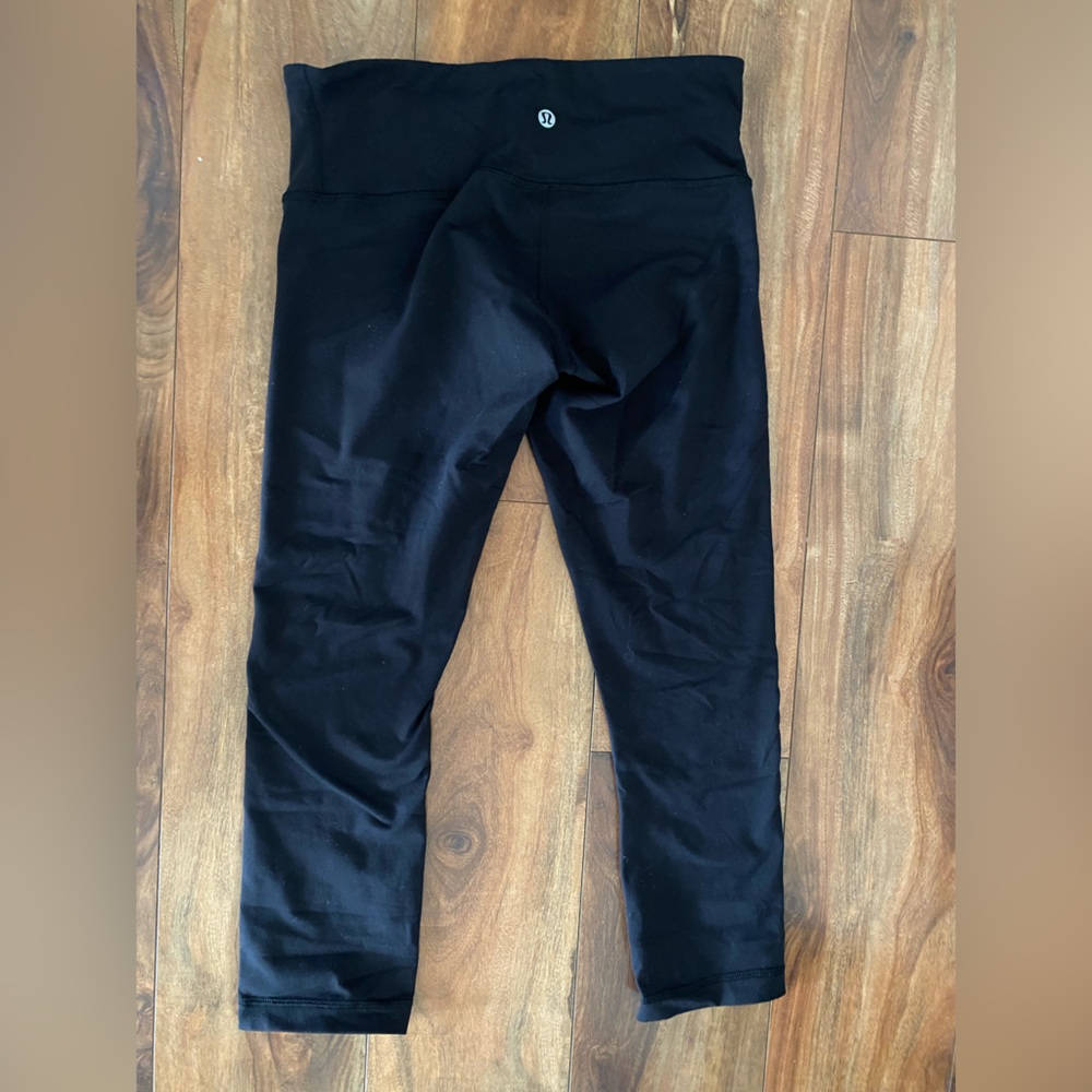 Lululemon Black yoga leggings in a size 6. They are in GUC.
